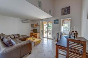 a living room with a couch and a table at Apartments Savar - Ilo in Brbinj
