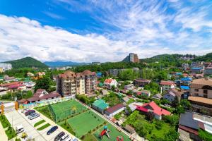 eine Luftansicht auf eine Stadt mit einem Tennisplatz in der Unterkunft Apartment on Staroshosseinaya 5/6 in Sochi