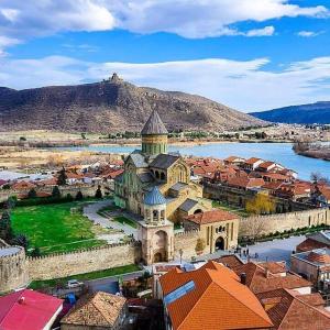 una vista aérea de una ciudad con un río y un castillo en Guest House Sveti, en Mtskheta