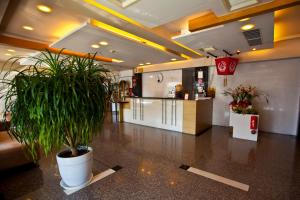 Móttaka eða anddyri á Tian Long Hotel
