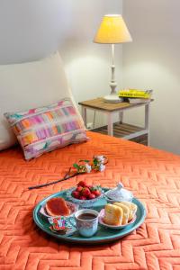 - un plateau de petit-déjeuner sur un lit dans l'établissement George's House, à Zakros