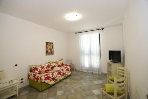 una camera con letto, tavolo e sedia di Hotel Celeste a Marzamemi