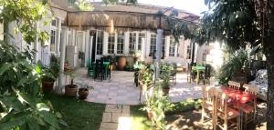 an outdoor patio with tables and chairs and plants at Hotel Isla Bella Talca in Talca