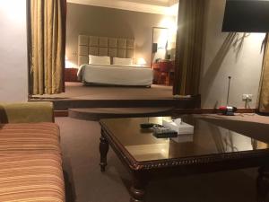 سرير أو أسرّة في غرفة في فندق بانوراما
