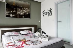 1 dormitorio con 1 cama con flores y una foto en la pared en Sky Loft Sofia en Sofía