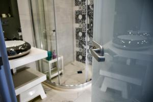 y baño con ducha y lavamanos. en Sky Loft Sofia en Sofía