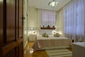 a bedroom with a white bed and a window at Villa Maria by RentalsPro - Ouranoupoli Halkidiki in Ouranoupoli