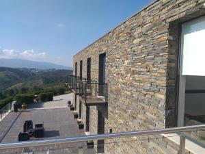 - un bâtiment en briques avec des escaliers sur son côté dans l'établissement Quinta da Corujeira, à Vila Real