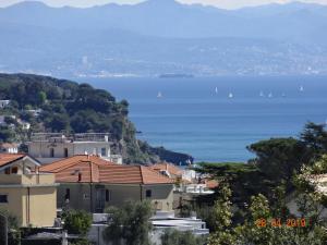 une vue sur l'océan depuis une ville dans l'établissement BED & BLU, à Savone