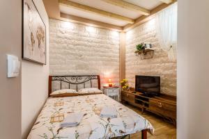 1 dormitorio con 1 cama grande y TV en Villa Saint Lucas, en Split