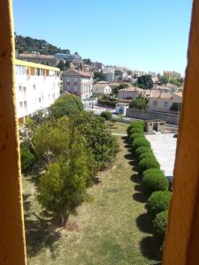 una vista desde el techo de un edificio con arbustos en Appartement en duplex au 3ième étage sans ascenseur, en Hyères