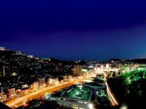 長崎的住宿－THE GLOBAL VIEW Nagasaki，夜晚带灯光的城市景观