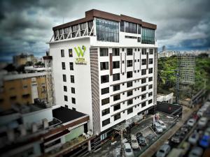 un edificio blanco alto con un letrero. en Weston Suites Hotel, en Santo Domingo
