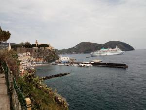 un crucero está atracado en un muelle en el agua en Terrazza sul Mare en Lipari