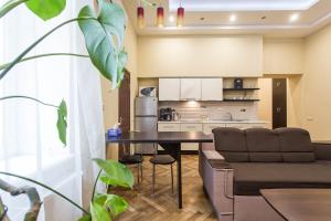 a kitchen and living room with a table and a couch at Odessa 3bedroom Deribas apartment in Odesa