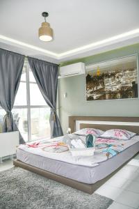 1 dormitorio con cama y ventana grande en Sky Loft Sofia en Sofía