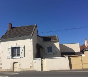 una casa blanca con una valla delante en Le Petit Nid de Beauval en Saint-Aignan