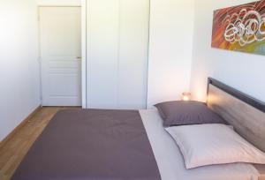 Schlafzimmer mit einem großen Bett mit Kopfteil in der Unterkunft Petit nid douillet Décines in Décines-Charpieu