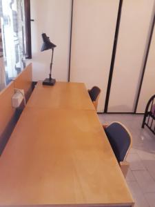 シエナにあるBed in Sienaのカンファレンスルーム(長い木製テーブルと椅子付)