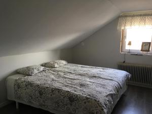 a bedroom with a bed and a window at Täppans B&B in Ålberga