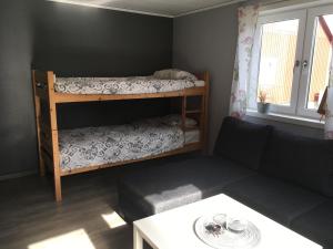 ein Wohnzimmer mit 2 Etagenbetten und einem Sofa in der Unterkunft Täppans B&B in Ålberga