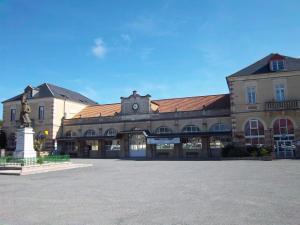 een groot gebouw met een standbeeld ervoor bij Villa Marcus in Castelnau-Magnoac