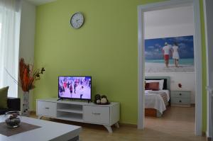 een woonkamer met een tv en een slaapkamer bij Apartment Bllaca in Shëngjin