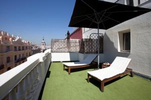 Hotel Moderno Puerta del Sol的阳台或露台