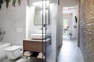 Un baño con lavabo, inodoro y ducha. en Magic Apartment with Private Terrace, en Barcelona