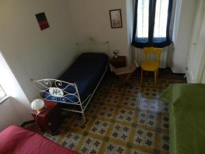 a small bedroom with a bed and a floor at Trilocale in dimora tipica in Montale