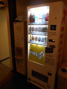 una nevera abierta con bebidas dentro en Niigata Terminal Hotel, en Niigata