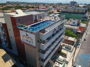 Una vista aérea de un hotel con piscina. en Simas Praia Hotel, en Aracaju