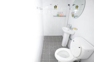 ソウルにある24 ゲストハウス ソウル ステーションのトイレと洗面台付きのバスルーム +22枚の写真