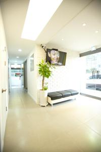 ソウルにある24 ゲストハウス ソウル ステーションの壁にテレビが取り付けられたリビングルーム