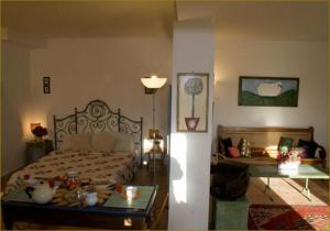 Tempat tidur dalam kamar di Il Bruco appartamenti in b&b