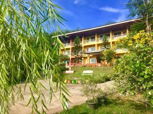 a view of a hotel from the garden at Baan Suan Rojjana in Muak Lek District