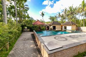 una imagen de una villa con piscina en Ceningan Resort en Nusa Lembongan