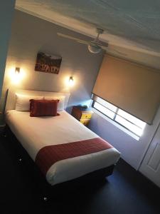 海伊Nicholas Royal Motel - No Pets Allowed的一间带大床的卧室，带窗户