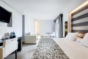 Televiisor ja/või meelelahutuskeskus majutusasutuses Barceló Hamilton Menorca - Adults Only