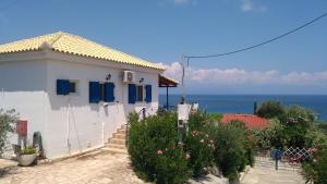Fotografia z galérie ubytovania Villa Panorama Michalis Haikos two minutes walk to the beach Peroulia v destinácii Kómboi