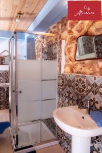 A bathroom at Guest House Almeixar