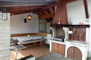 une cuisine extérieure avec une cuisinière et une table dans l'établissement Sea View Apartments Portoroz ZM, à Portorož