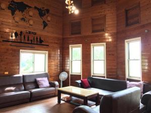 Ein Sitzbereich in der Unterkunft Lakeside Camping Resort