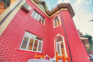 dom z czerwonej cegły z oknami na boku w obiekcie Shoxsaroy w mieście Chiwa