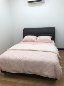 Postel nebo postele na pokoji v ubytování Home Suhaila