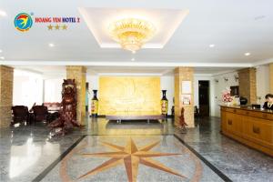 eine Lobby eines Hotels mit einem Stern auf dem Boden in der Unterkunft Hoang Yen Hotel 2 in Quy Nhon