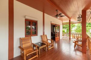 une chambre avec deux fauteuils à bascule et une terrasse couverte dans l'établissement Wandee Garden, à Koh Samui 