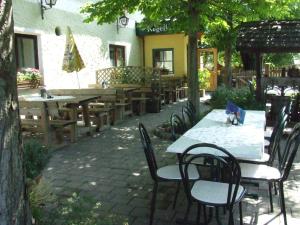 patio ze stołami, krzesłami i stołem w obiekcie Gasthof Steinerwirt w mieście Heimhausen