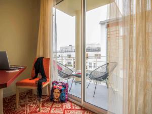 ルヴァロワ・ペレにあるMercure Paris Pont de Levallois Neuillyのバルコニー(テーブル、椅子付)が備わる客室です。