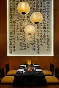 Uma área de estar em Asiana Hotel Dubai